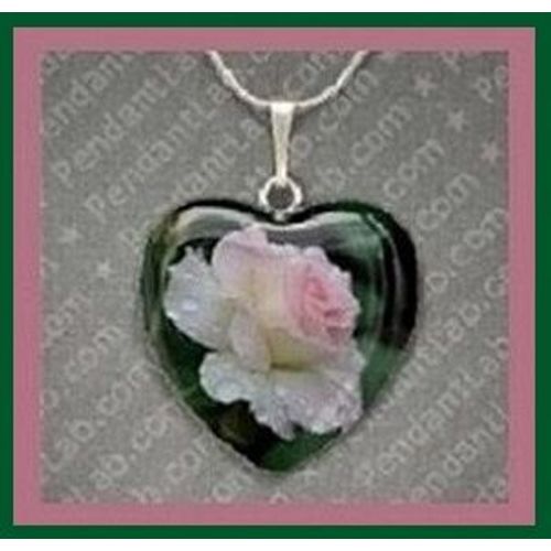 1 Pendentif ( Coeur, Une Rose Blanche, Légèrement Rosée, Sur Fond Noir ) Verre & Laiton, Verre & Laiton