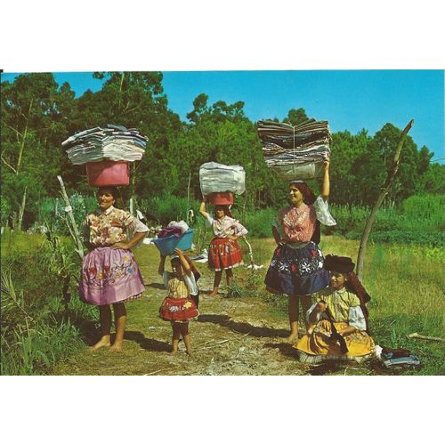 Portugal, Belle Carte Postale Ancienne (Annees 70), Femmes Pres De Nazare, Ecrite, Affranchie, Tres Bon Etat.