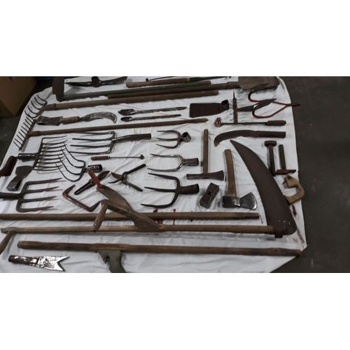 Nombreux outils anciens de jardinage .