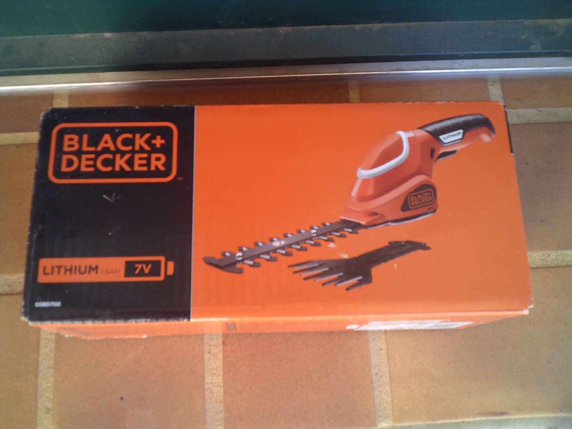 Cisaille à gazon/sculpte haie Black & Decker 7V sur batterie