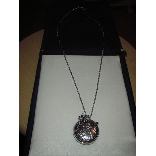 Montre- Bijoux Parlante Et Sa Chaîne Sautoir Assortie En Maille Corde " Eclipse ", Mouvement À Quartz, Chiffres Et Aiguilles Très Lisibles, Fonction Vocale Qui Annonce L'heure Et La Date...