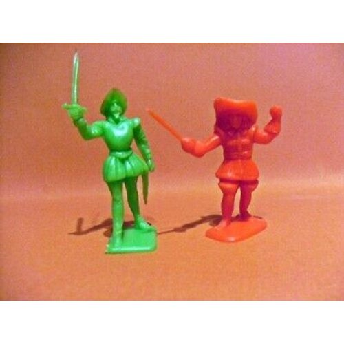 2 Figurines A Jouer Plastique - Type Epoque Xvi/Xvii E Siecle Mousquetaire