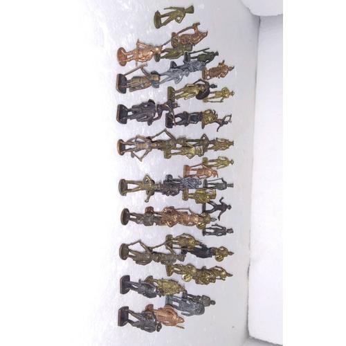 Lot De 49 Figurines Soldats En Métal Kinder 