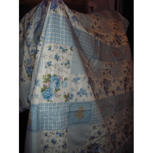 Jeté De Lit Façon Boutis ( Carrés Décor Géométrie, Carrés Décor Fleuri ) De Marque Damart, Coloris Multicolore, Dimensions: 180 X 190 Cm, Composition Dessus 90% Polyester, 10% Coton...