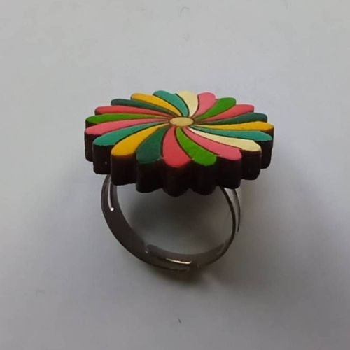 Bague En Bois Peint, Décor Multicolore, Motif Artisanal Réalisé Par Une Artiste.