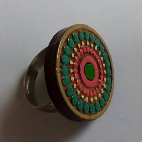 Bague En Bois, Décor Multicolore, Motif Artisanal Réalisé Par Une Artiste.