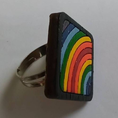 Bague En Bois Peint, Décor Multicolore, Motif Artisanal Réalisé Par Une Artiste.