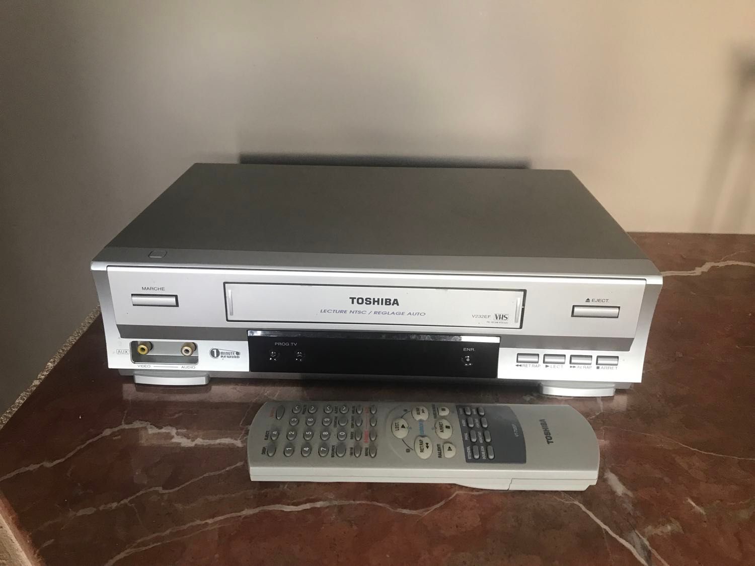 Magnétoscope toshiba V232EF avec sa télécommande 