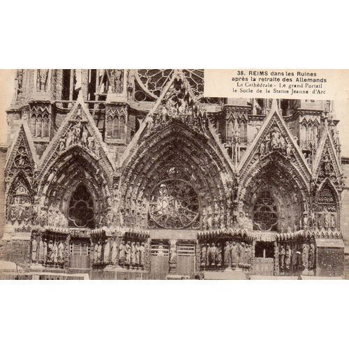 Cpa N° 38 - Reims - 51 - Marne - Dans Les Ruines Apres La Retraite Des Allemands - La Cathedrale - Le Grand Portail - Le Socle De La Statue Jeanne D'arc- 9 Cm X 14 Cm