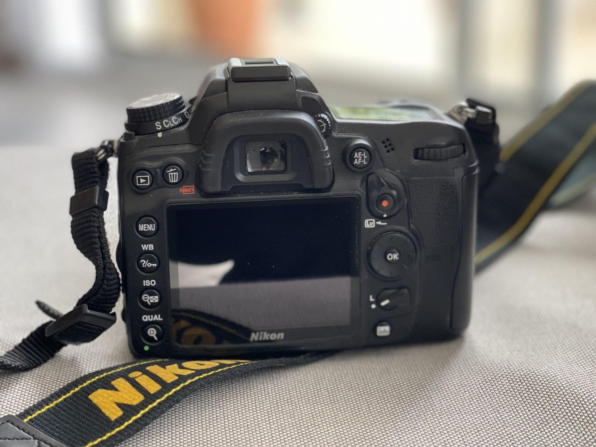 Nikon D7000 Appareil photo numérique Réflex 16,2 Mpix Kit Boîtier +  Objectif AF-S DXVR 18-105 Mm Noir