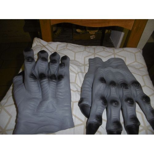 Paire De Fausses Mains Plastiques Grises Halloween Hl503