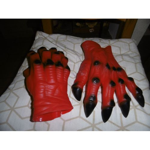 Paires De Fausses Mains Plastiques Rouge Halloween Hl503