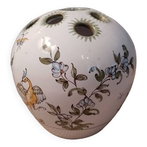 Moustiers Pique fleurs en faience par Sallier blanc