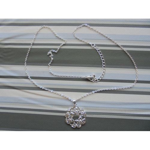 Collier Chaine Et Pendentif Fleur Ajourée