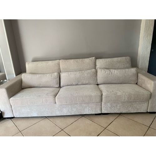 Vends Salon Beige Comprenant 2 Canapes 3 Places + 1 Canapé 2 Places Neuf , Acheté 3900 Euros Avec Facture Le 10/09/2024 Très Grande Qualité Vends Car Trop Grand Pour Mon Salon