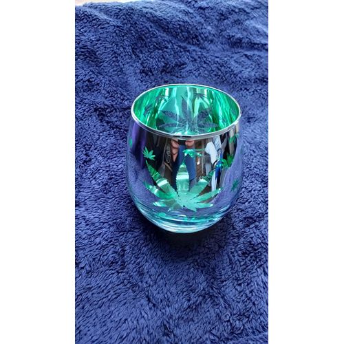 Verre Avec Feuilles De Cannabis - Las Vegas. Couleurs Argentée Et Vert. Haut 10 Cm Diamètre 9 Cm