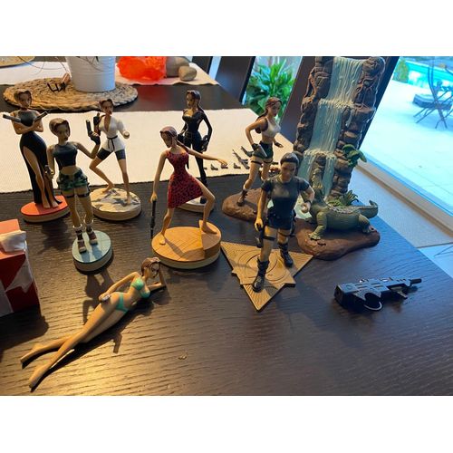 Lot 13 Figurines Tomb Raider