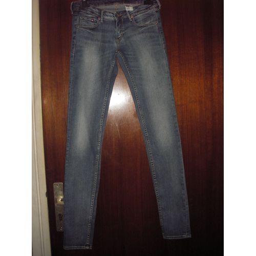 Jean H&m &denim, Coloris Bleu Jean Délavé, Taille 29/34, Super Skinny, Super Low,5 Poches: 3 À L'avant, 2 Plaquées À L'arrière, Fermeture Par Zippe + Bouton, Passants Ceinture.