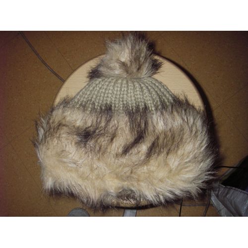 Bonnet Made In China À Pompon Et Bord Fausse Fourrure, 100ù Acrylique, Coloris Nuancé De Beige Et Marron, Doublure Polaire, Dimensions: Longueur 20 Cm, Largeur Bas 29 Cm, Largeur Haut 19 Cm.