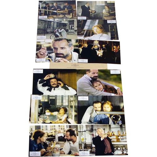 Les Palmes De M. Schutz : Jeu De 12 Photos D'exploitation Cinématographique - Format 21x27,5 Cm - De Claude Pinoteau Avec Philippe Noiret, Isabelle Huppert, Charles Berling, Christian Charmetant -1997
