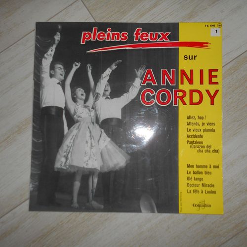 Pleins Feux Sur Annie Cordy - Allez, Hop ! Attends Je Viens Le Vieux Pianola Accidente Pantaleon (Corazon Del Cha Cha Cha) Mon Homme A Moi Le Ballon Bleu Ole Tango Docteur Miracle La Fête A Loulou