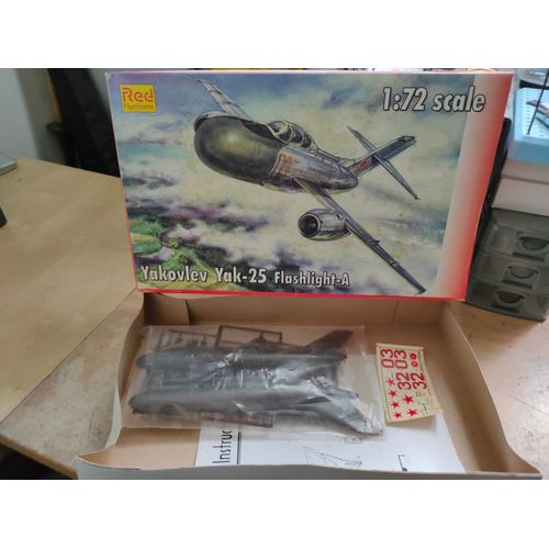 Maquette Avion 1/72 Red Hurricane : Yak-25 Flashlight-A