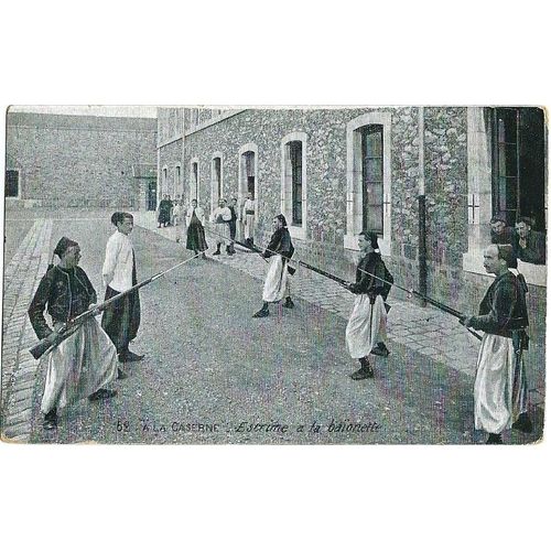 Afrique Du Nord, Vraisemblablement Algérie Années 40 / 50, Belle Carte Postale Ancienne, La Caserne, Escrime À La Baïonnette, Tbe..