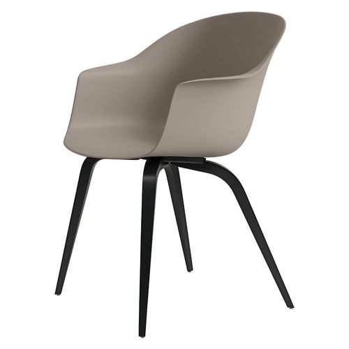Gubi Chaise Avec Accoudoirs Bat Dining Chair Avec La Base En Hêtre Noir (New Beige - Polypropylène Et Bois)