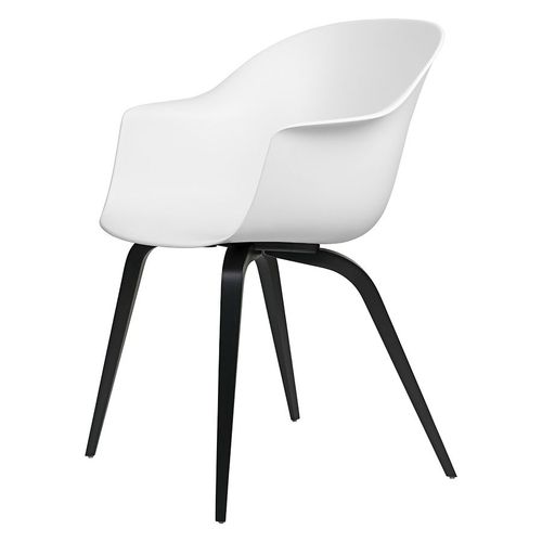 Gubi Chaise Avec Accoudoirs Bat Dining Chair Avec La Base En Hêtre Noir (Alabaster White - Polypropylène Et Bois)