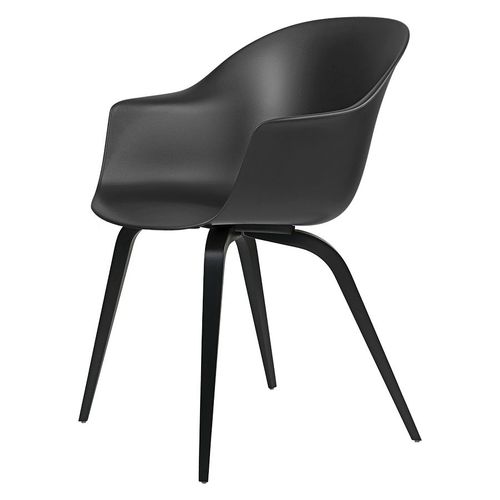 Gubi Chaise Avec Accoudoirs Bat Dining Chair Avec La Base En Hêtre Noir (Black - Polypropylène Et Bois)