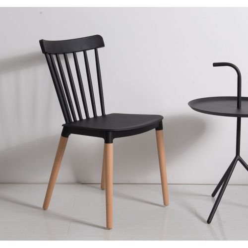 Kosmi - Chaise Noire Style Scandinave À Barreaux Modèle Pop Avec Coque En Résine Noire Et Pieds En Bois Naturel