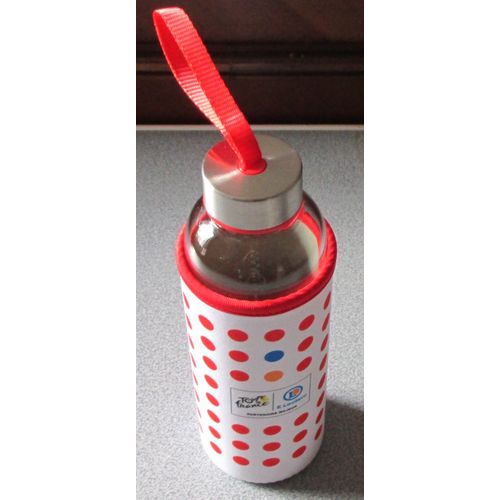 Gourde En Verre Hauteur 20cm-Bouchon Incluant Un Cordon De Transport Rouge-Rangée Dans Une Housse Blanche À Pois Rouges-Article Publicitaire Du Grand Jeu De Nos Régions 2022 Tour De France E. Leclerc