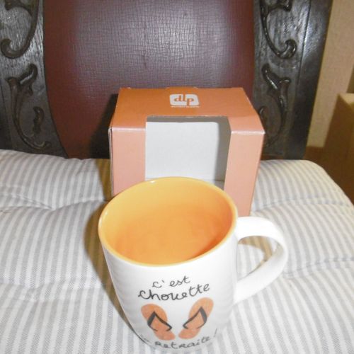 Tasse Mug Porcelaine " C'est Chouette La Retraite " Derriere La Porte