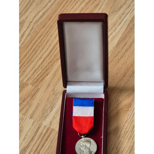 Medaille Ancienne Ministere Du Travail.