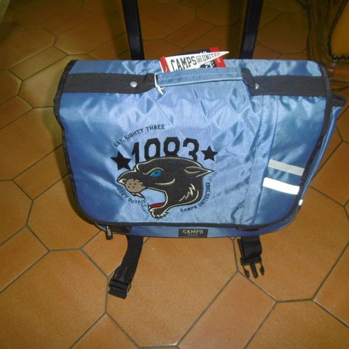 CARTABLE A ROULETTES BRETELLES ET POIGNEE "CAMPS UNITED 1983"