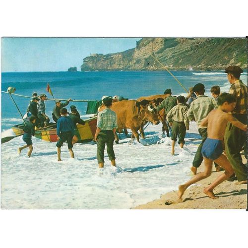 Portugal, Belle Carte Postale Ancienne (1965), Plage De Nazare, Le Retour Des Pecheurs, Ecrite Et Affranchie.