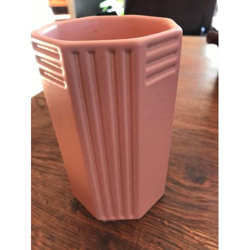 Vase en céramique rose à stries verticales 
