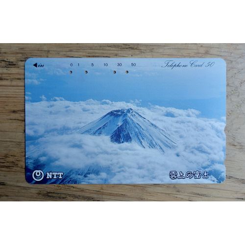Telecarte Ancienne Japon. Mont Fuji Enneigé, Entouré De Nuages.Superbe. Lettres Japonaises. . 50 "250-448". Telecarte Japonaise 1990. Telecarte Montagne Japon