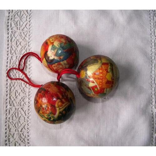 Boules de Noel (3) anciennes en papier mâché année 1960. Dimensions Diamètre 5 cm.