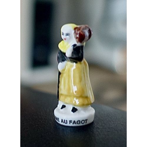 Feve La Femme Au Fagot. Crèche, Santon, Métier.