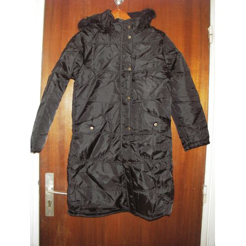 Doudoune Longue À Capuche Bord Fausse Fourrure, Surpiquée, Coloris Noir, Taille 38/40, 2 Poches Plaquées Sur Les Cotés, Fermeture Zippée Et Pressionnée, 100% Polyester, Dimensions: Longueur 91 Cm.