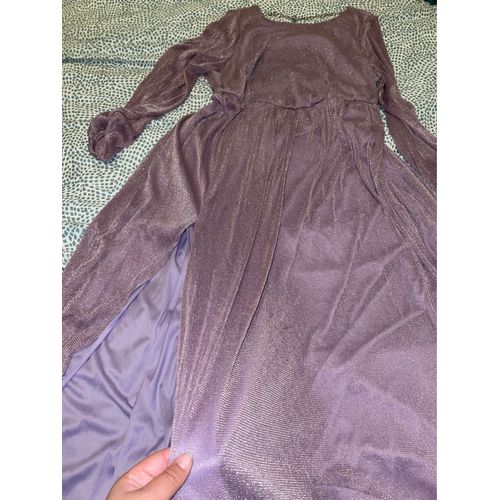 Robe De Soirée Violet Avec Une Chaîne Dans Le Coup Et Une Fonte