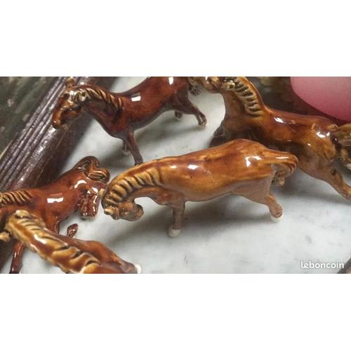 Lot de 5 petits chevaux en porcelaine