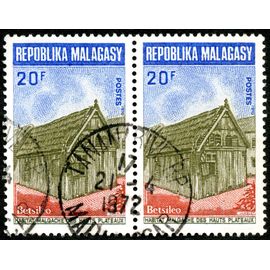Deux Timbres Oblitérés Repoblika Malagasy, Betsileo, Habitat Malgache Des Hauts Plateaux, Postes 1970, 20 F
