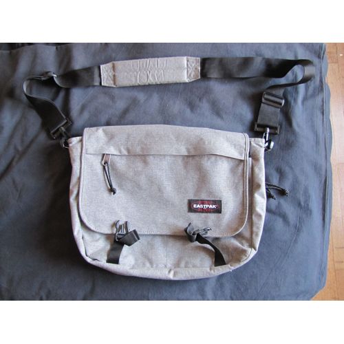 Sacoche neuve pour ordinateur portable de la marque Eastpak sac bandoulière grand tissu imperméable 1 compartiment nombreuses pochettes fermées ou non 47 cm x 30 cm