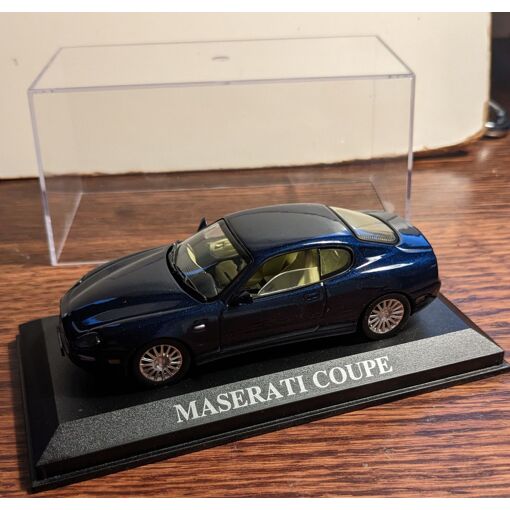 Modèle Réduit Ixo 1/43 Maserati Coupé GT Bleue - Avec Boîte Vitrine - Très Bon état Occasion