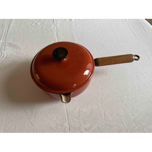 Casserole Avec Couvercle En Fonte Émaillée Rouge Le Creuset Diamètre 20 Cm.