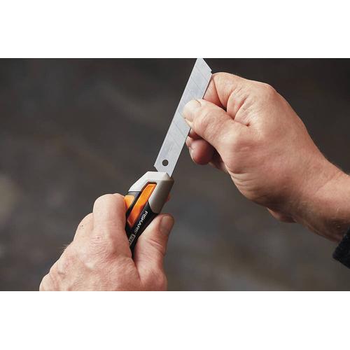 Cutteur carbonmax usage intensif auto rechargeable lame 18mm FISKARS