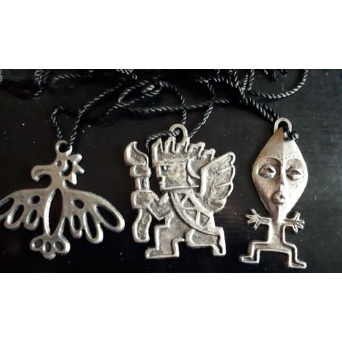 3 Pendentifs Style Précolombien. Citation Figurant Au Dos "Personne Ne Connait Le Monde, Car Brooklyn C'est Le Monde - Henry Miller"