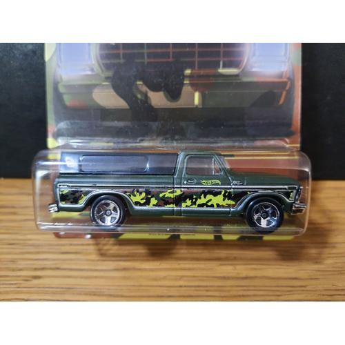 Hot Wheels 1/64 _2015 Camouflage series _ '79 Ford Pickup / green